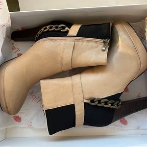 Two Lips size 8W color:Taupe